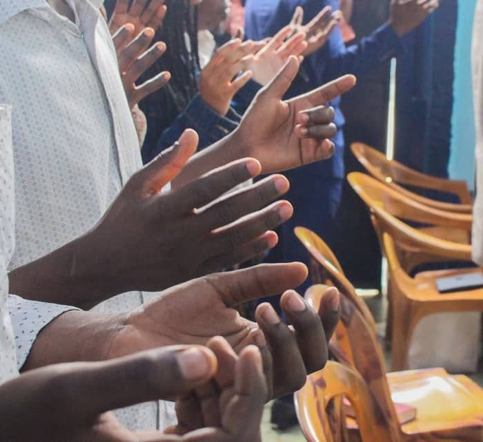 Adoration collective : Les mains levées photo gratuite
