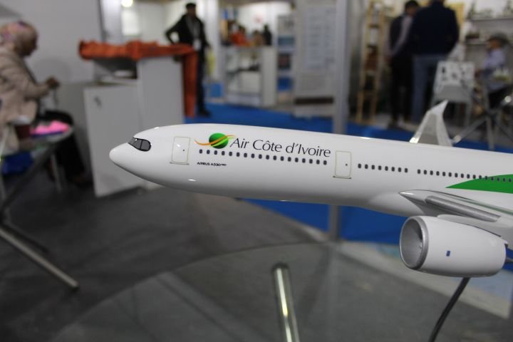 Maquette d'avion Air Côte d'Ivoire exposée photo gratuite