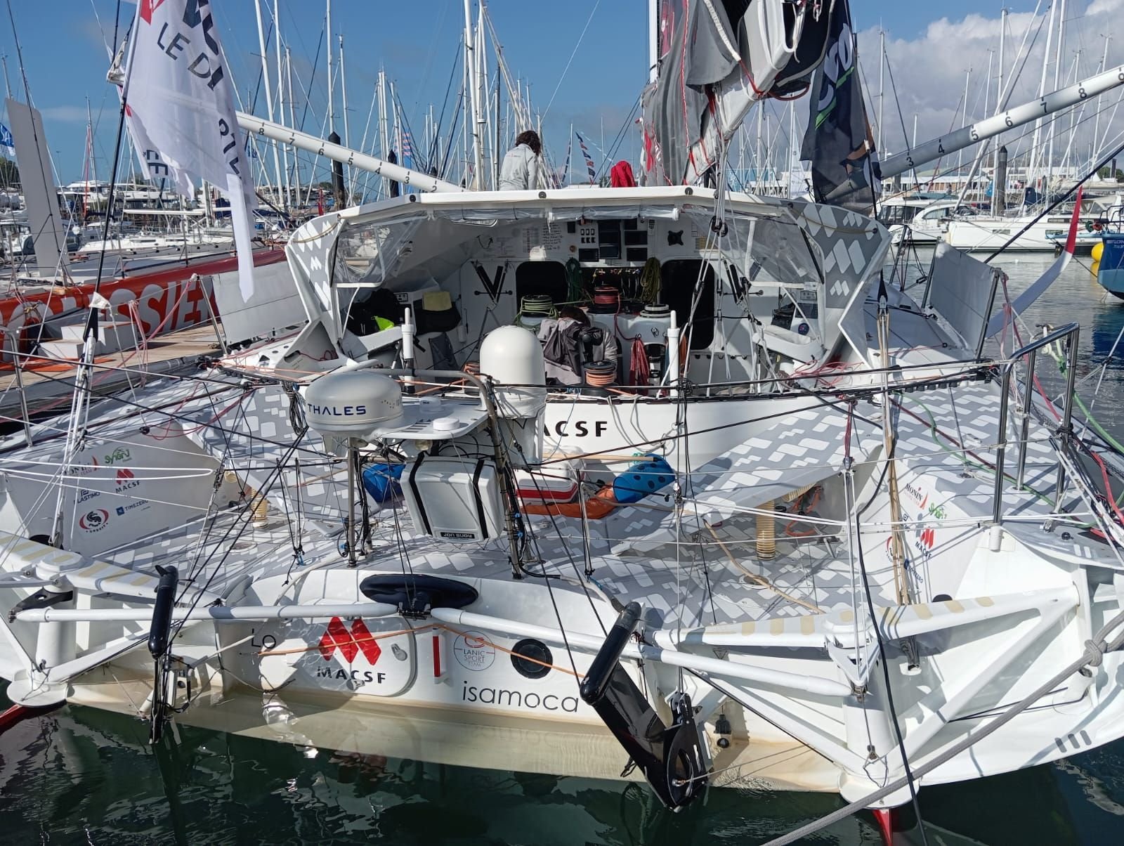 Arrière d'un voilier de course du Vendée Globe au port des Sables-d'Olonne photo gratuite