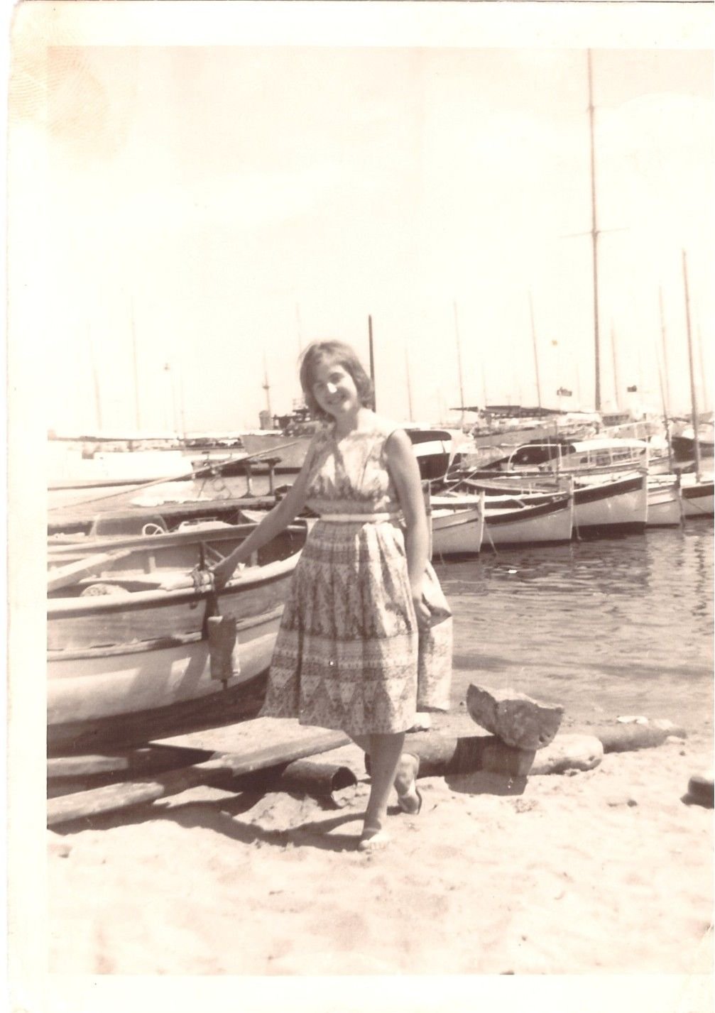 Femme au port de Cannes en France en été photo ancienne gratuite
