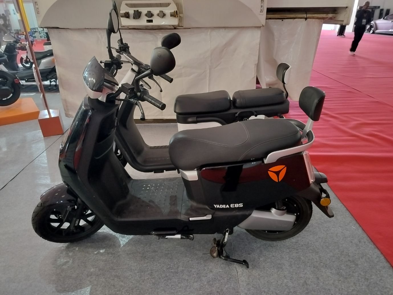 Un scooter électrique Yadea E8S, photo gratuite