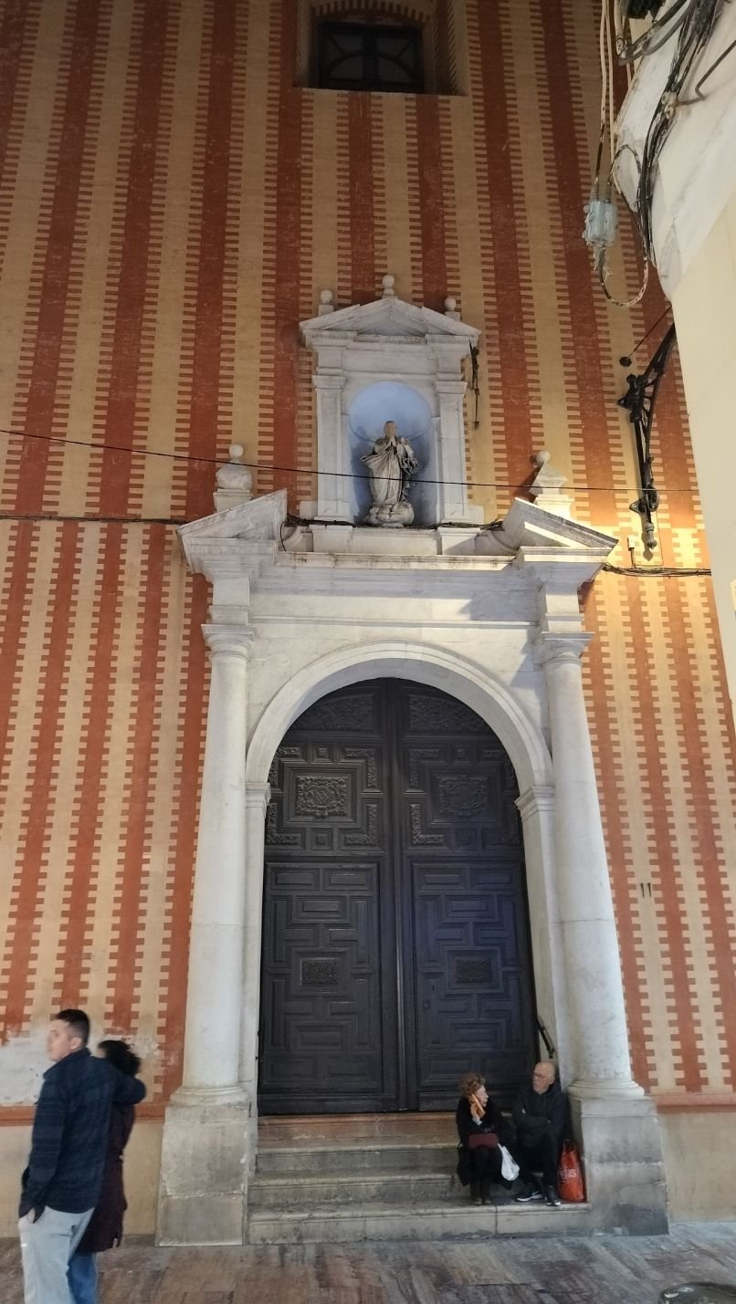 L'entrée de l'église paroissiale Nuestra Señora de la Inmaculada Concepción, située à Alameda, Málaga, en Espagne, photo gratuite