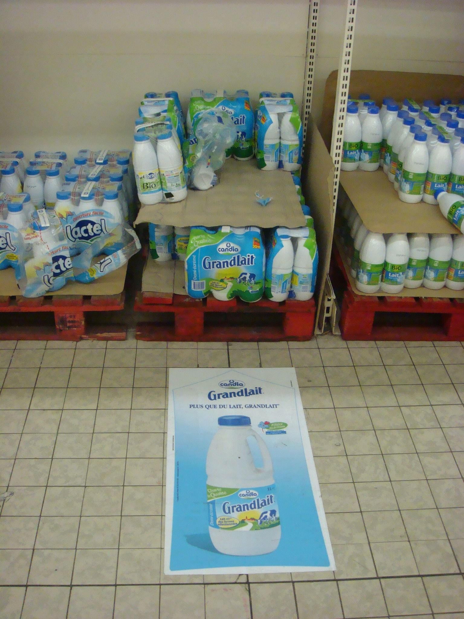 Rayon de produits Grandlait dans un supermarché