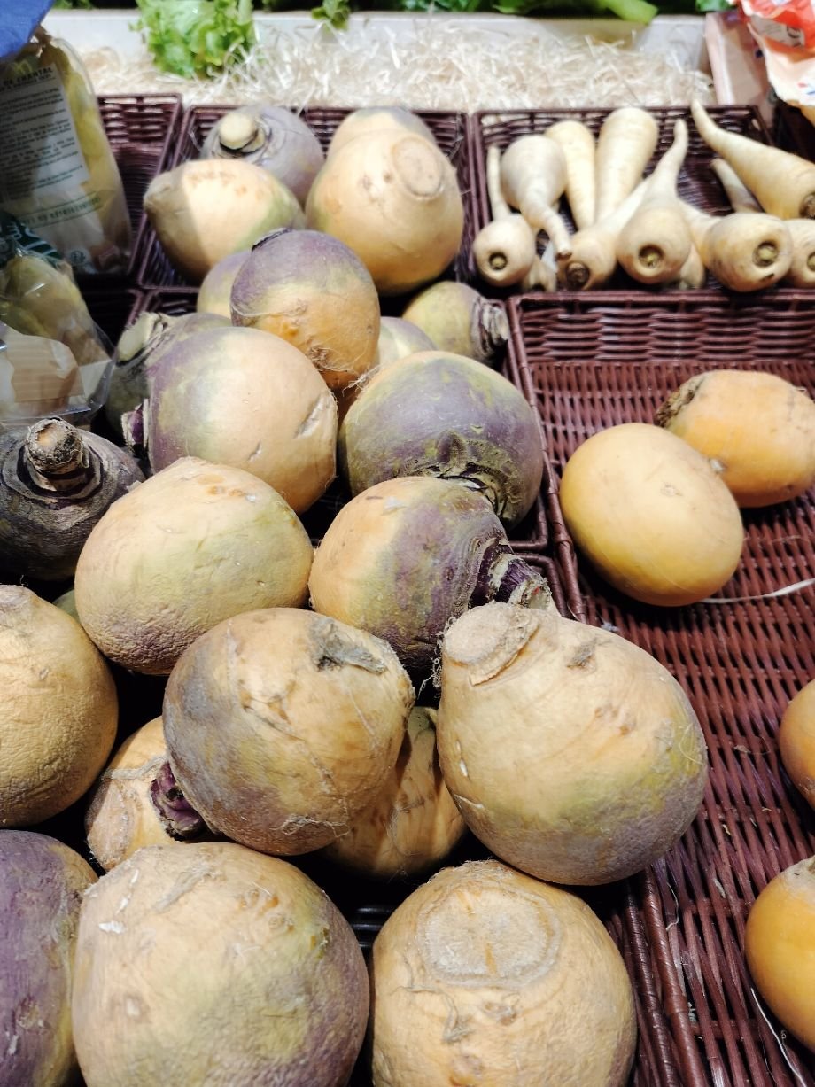 Légumes rutabaga en vente dans un panier du marché photo gratuite
