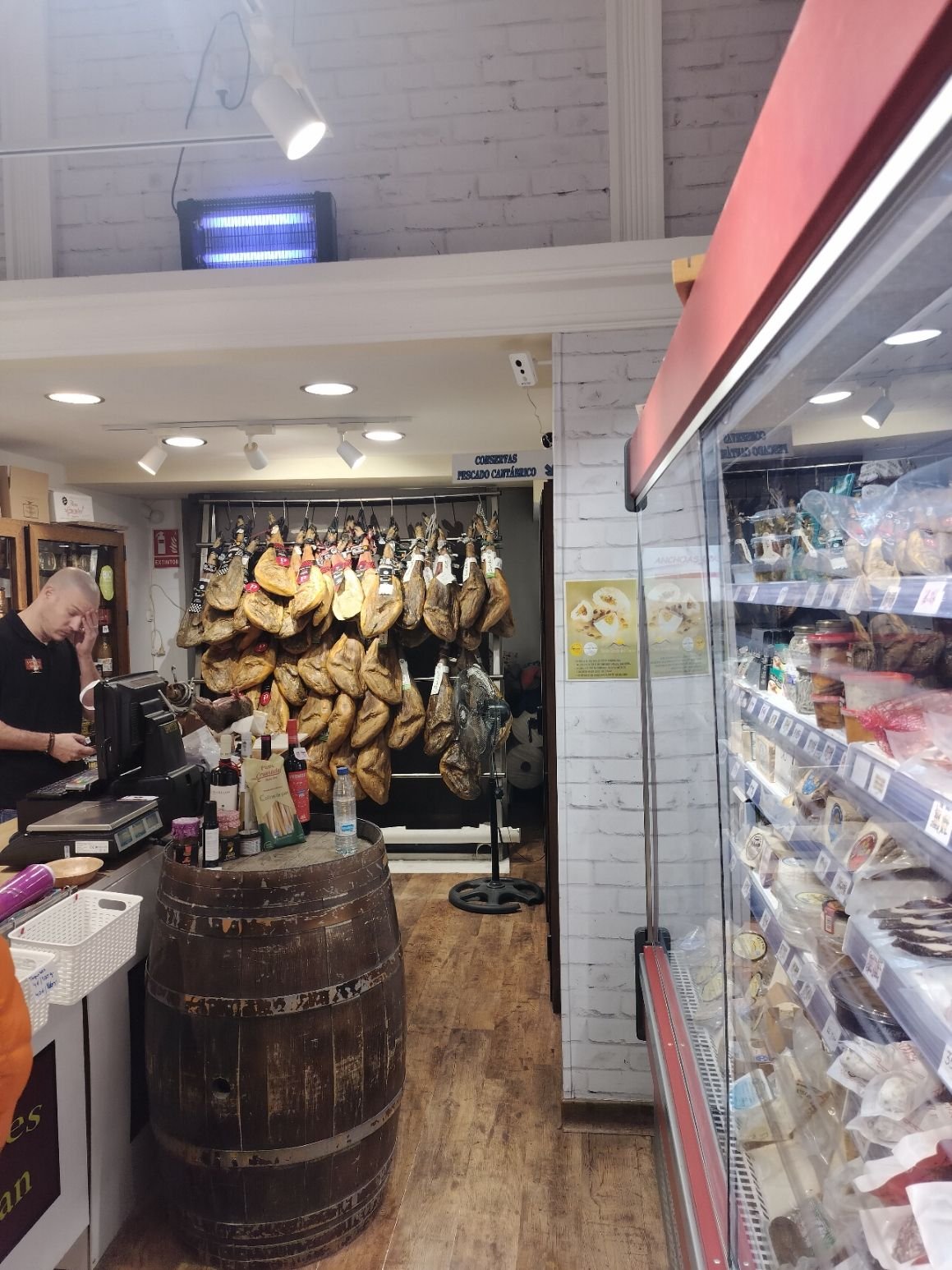 L'intérieur d'une charcuterie traditionnelle à Malaga en Espagne, photo gratuite