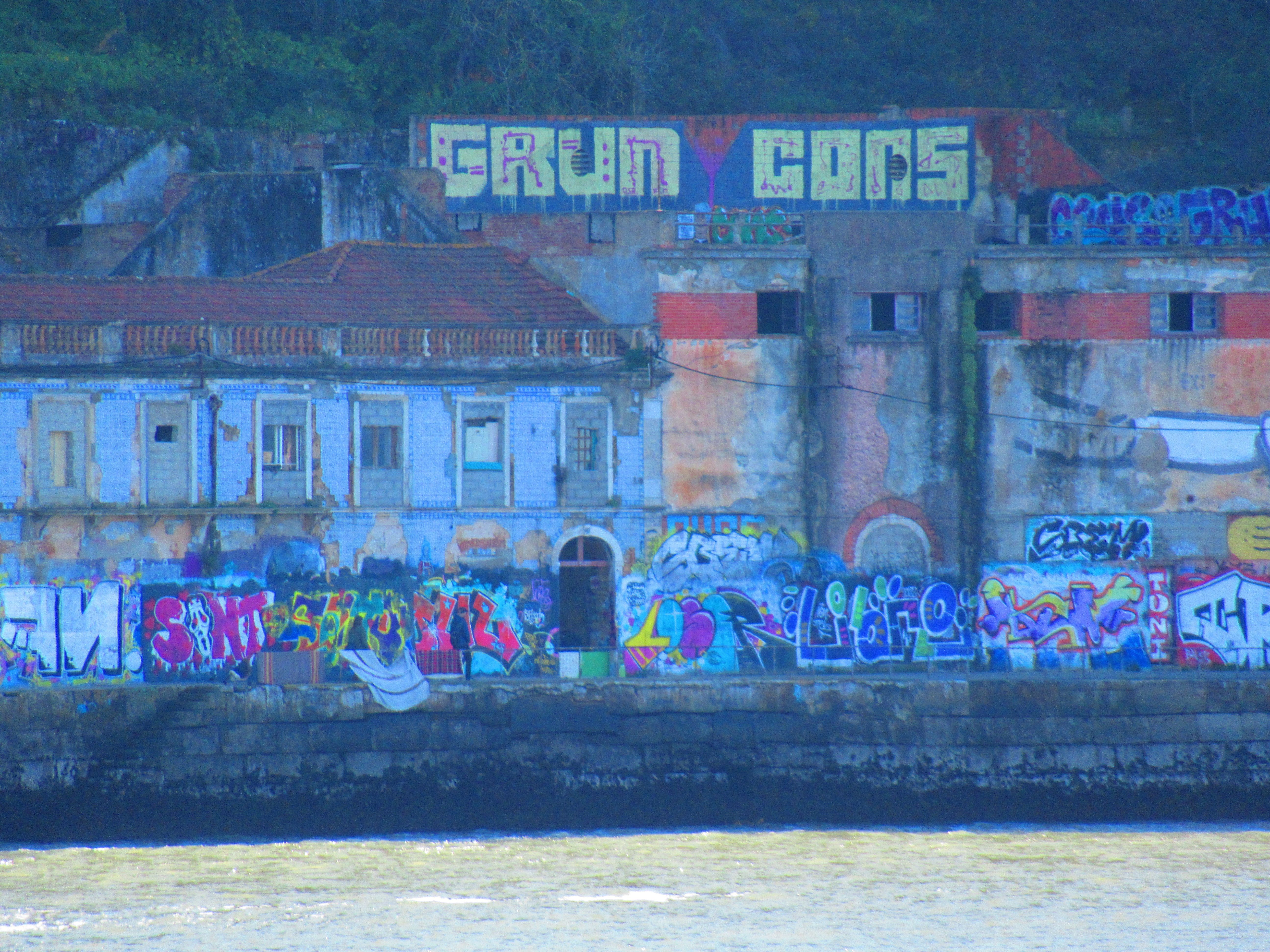 Grafitis, tags, multicolores sur friche industriel depuis le fleuve Tage Lisbonne