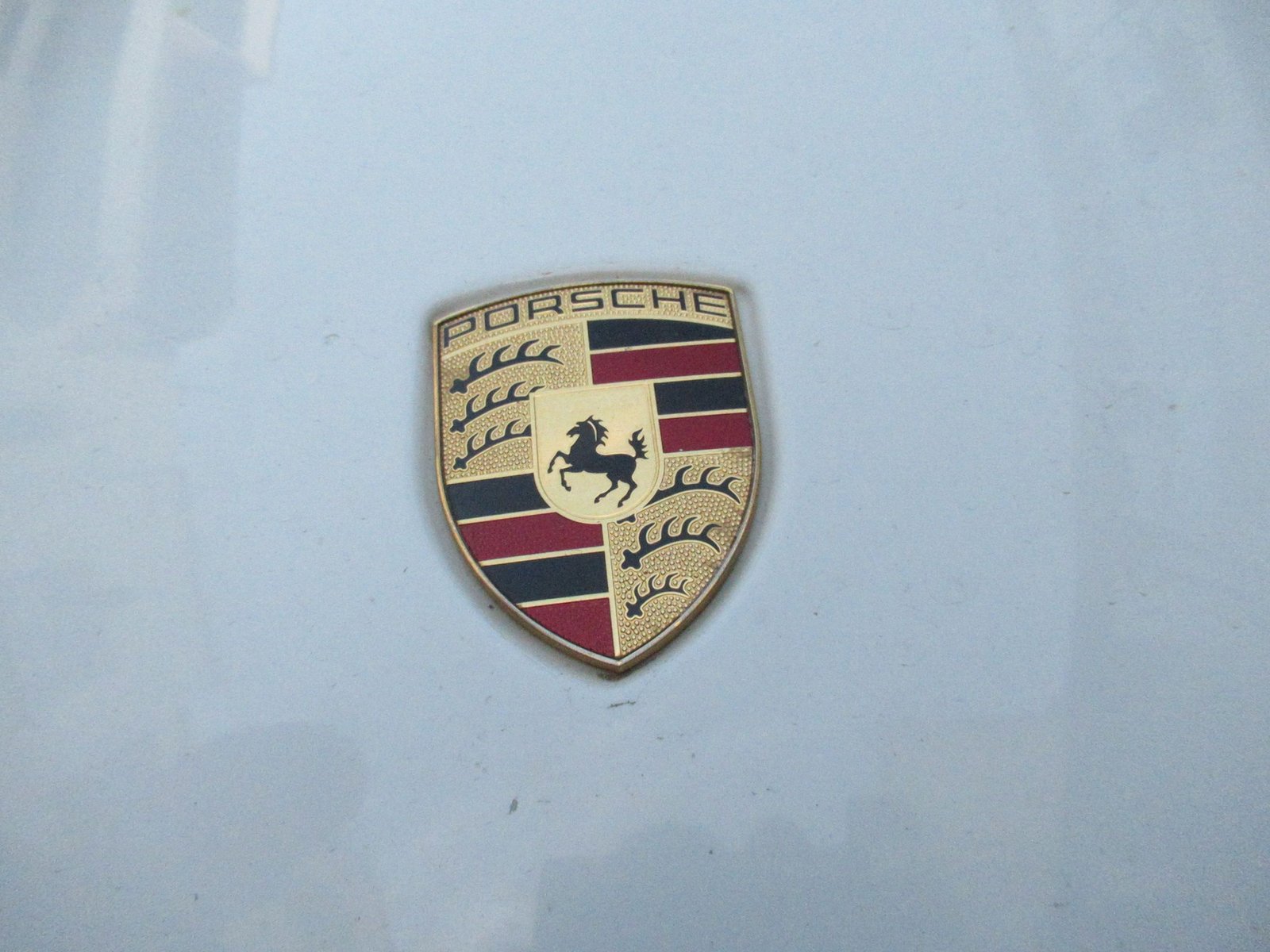 Ecusson d'une Porsche