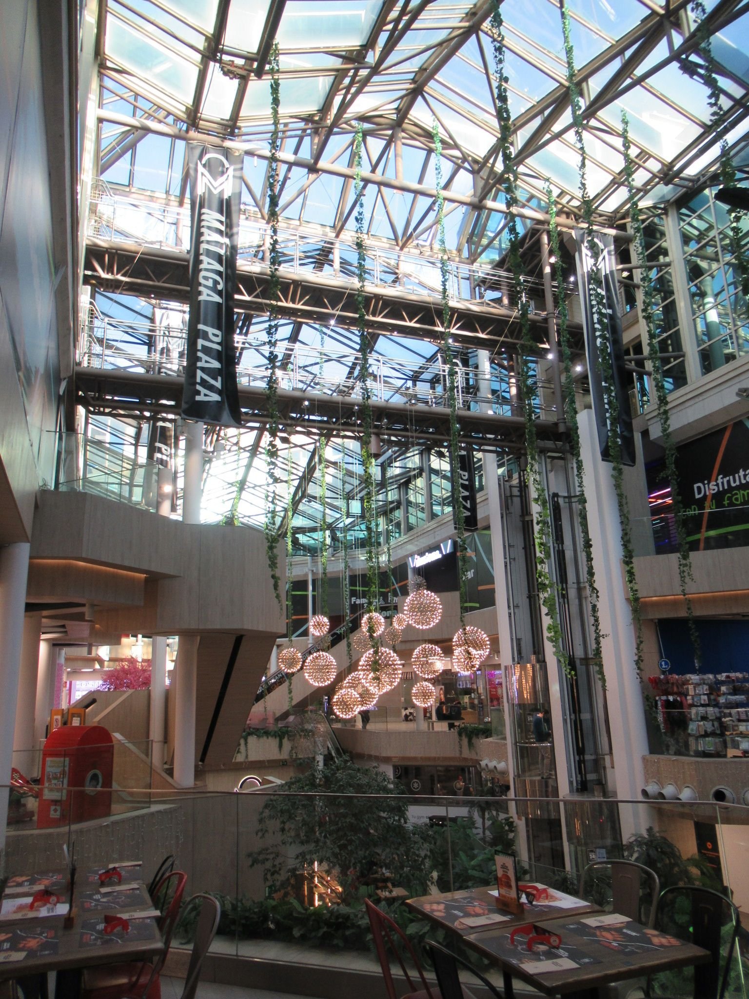 L'intérieur du centre commercial Málaga Plaza à Malaga, en Espagne, photo gratuite
