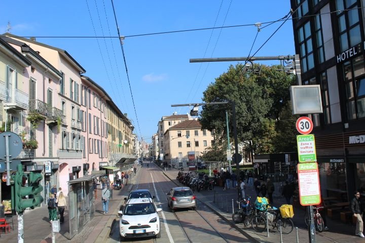 Une rue animée à Milan, en Italie, photo gratuite