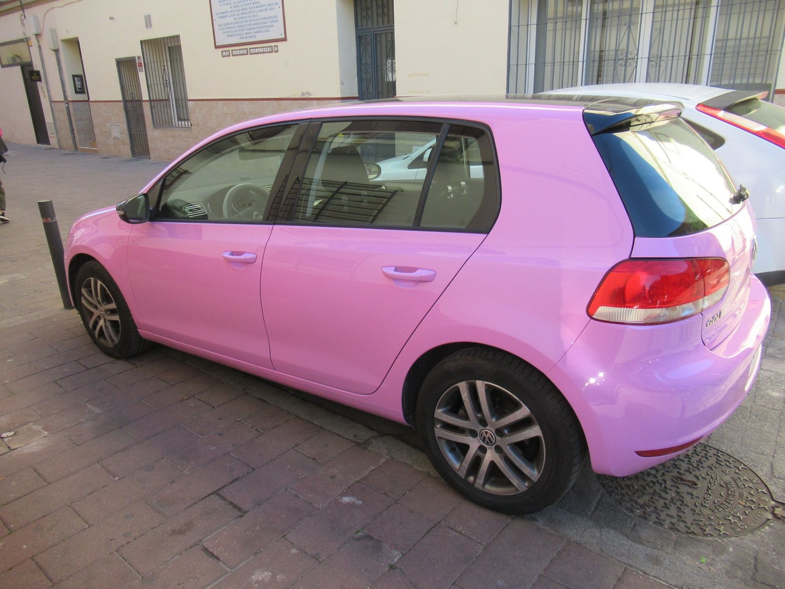 Une voiture garée dans une rue, photo gratuite