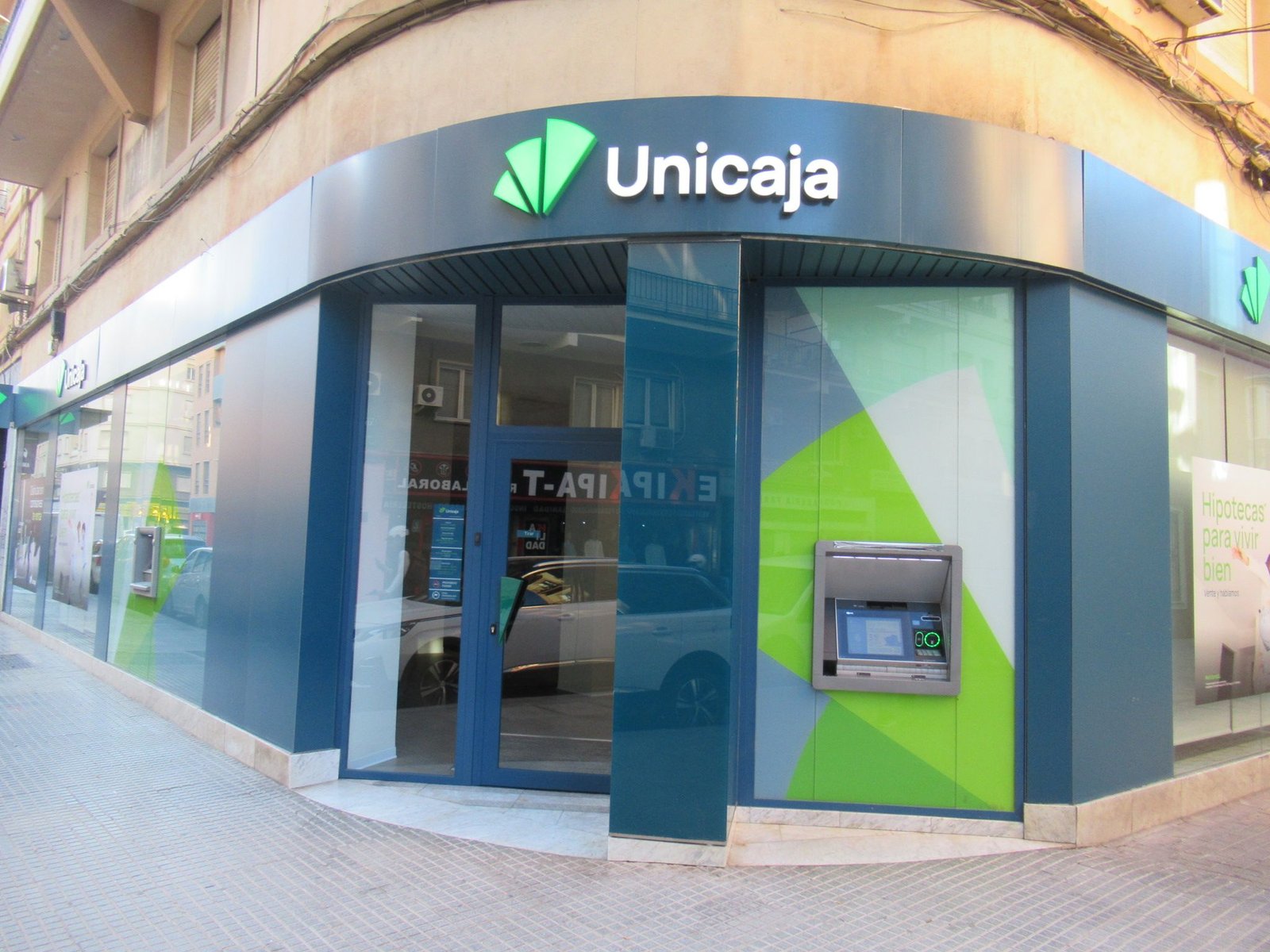 Une succursale d'Unicaja Banco, une institution financière espagnole, photo gratuite