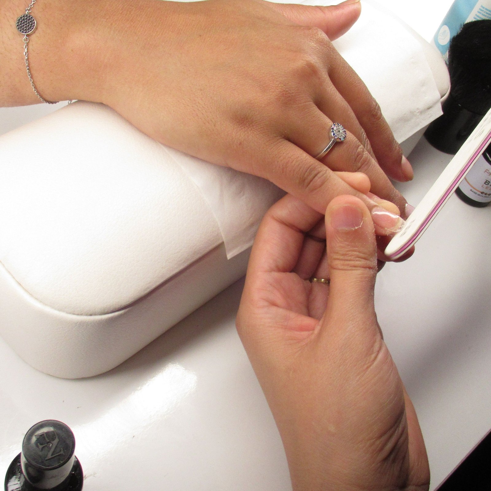 Soin de mains de femme dans un salon de beauté