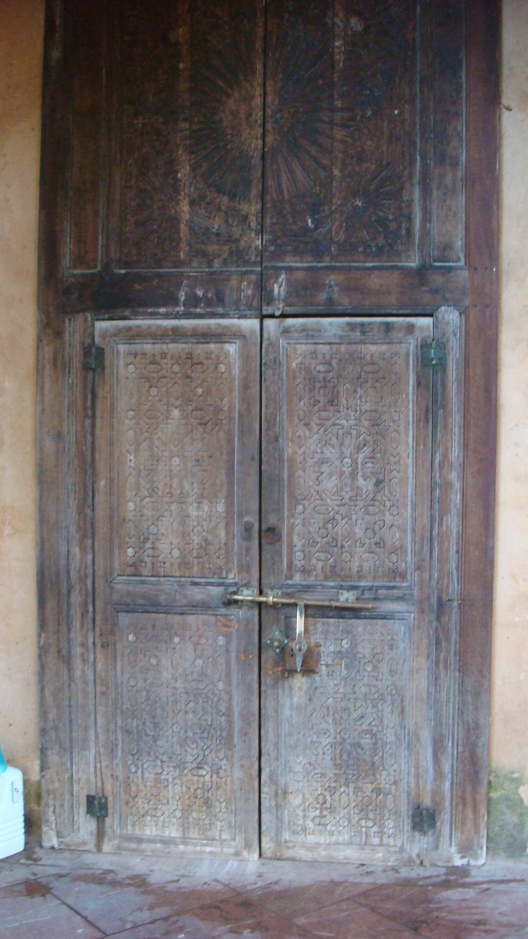 Porte ancienne en bois sculpté photo gratuite