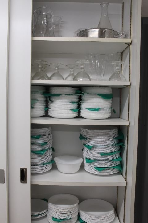 Une armoire de rangement remplie de vaisselle, photo gratuite