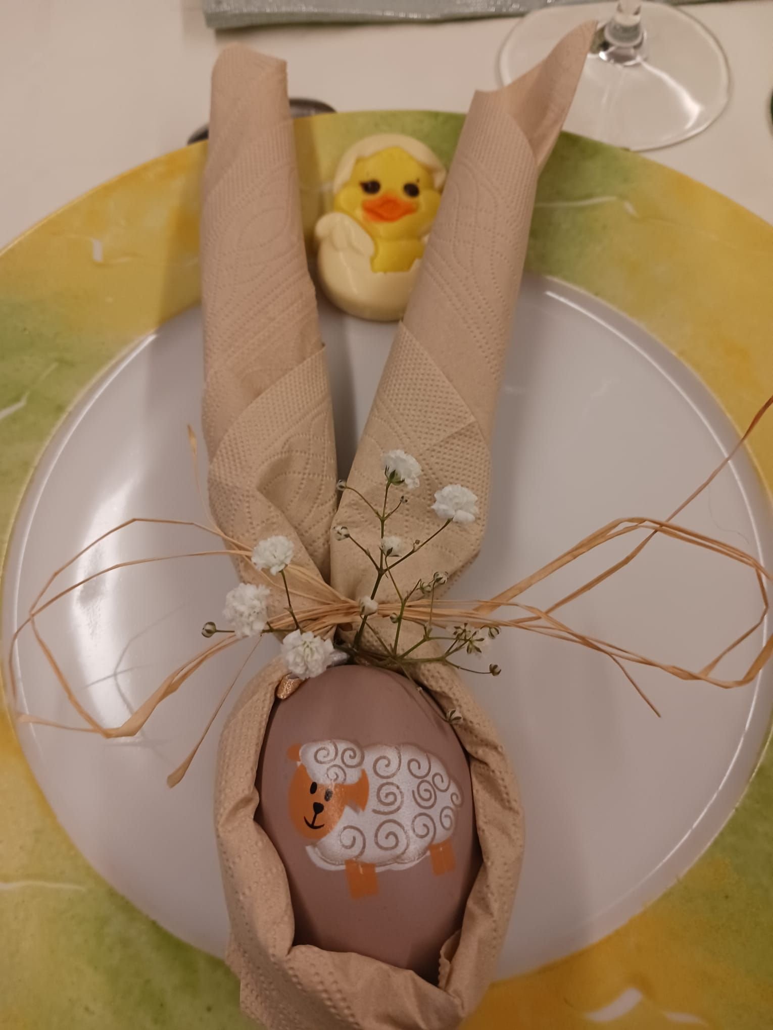 Un pliage de serviette sur une assiette, décoration Pâques, photo gratuite