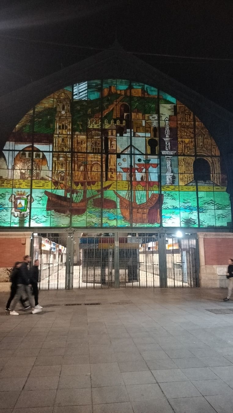 Marché central d'Atarazanas de nuit, photo gratuite