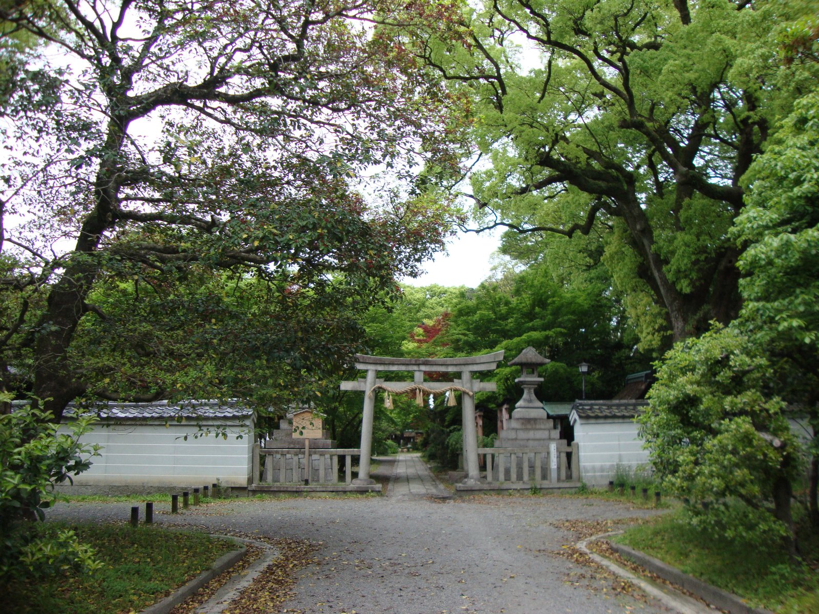 Vue de loin d'un Torii à l'entrée d'un sanctuaire dans le parc du Palais Impérial de Kyoto au Japon photo gratuite