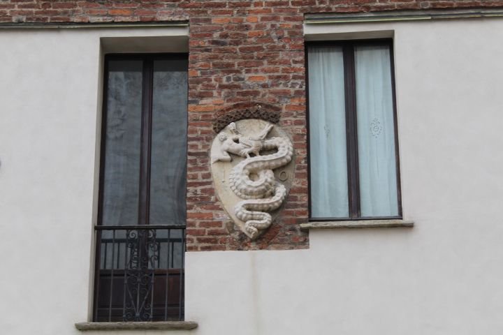 Du Biscione, un symbole héraldique représentant un serpent avec un enfant dans sa bouche, souvent associé à la ville de Milan et à la famille Visconti, photo gratuite