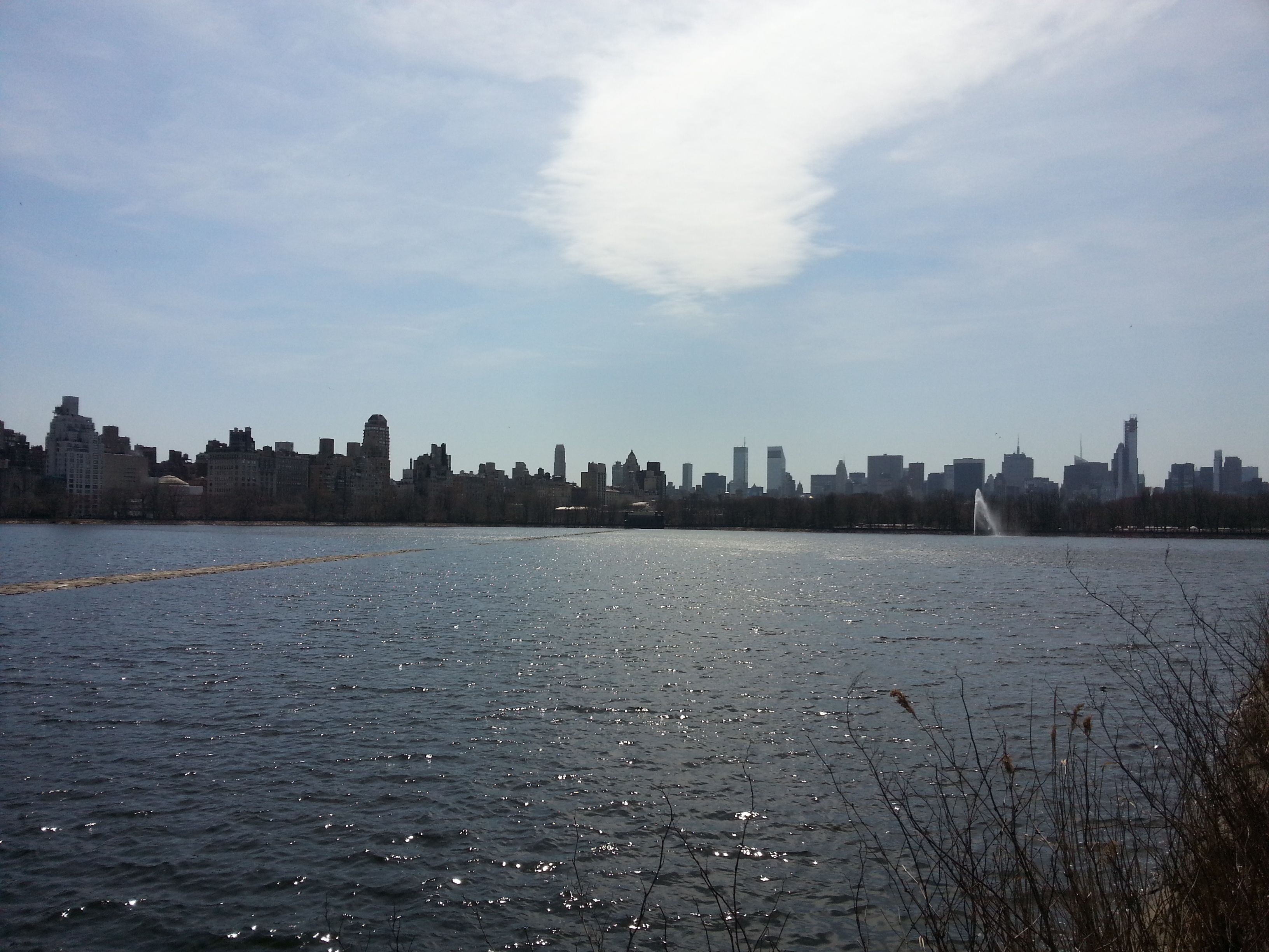 Réservoir Central Park, vue de loin des immeubles à l'horizon, New-York, États-Unis, photo gratuite