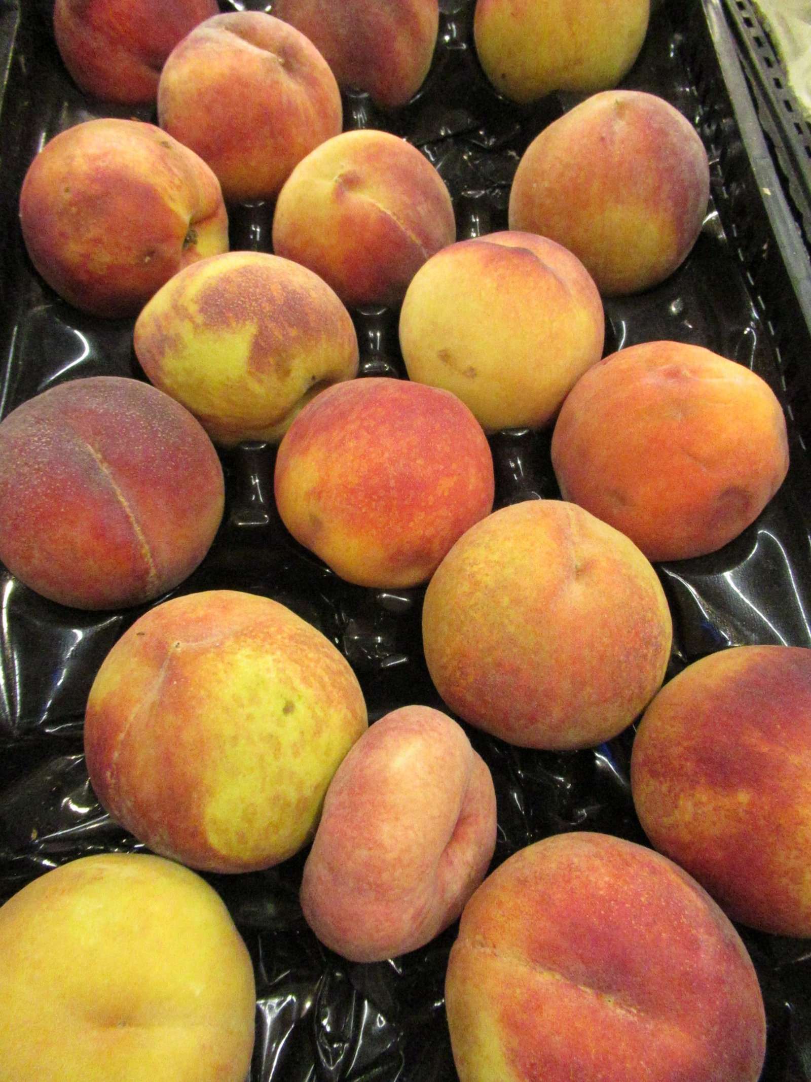 Pile de pêches en vente