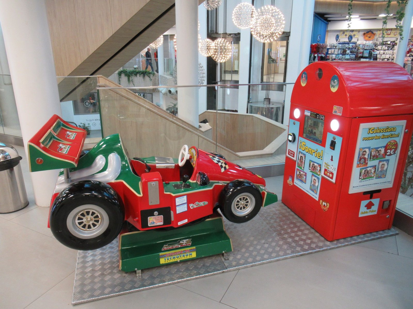 Un manège pour enfants en forme de voiture de course, photo gratuite