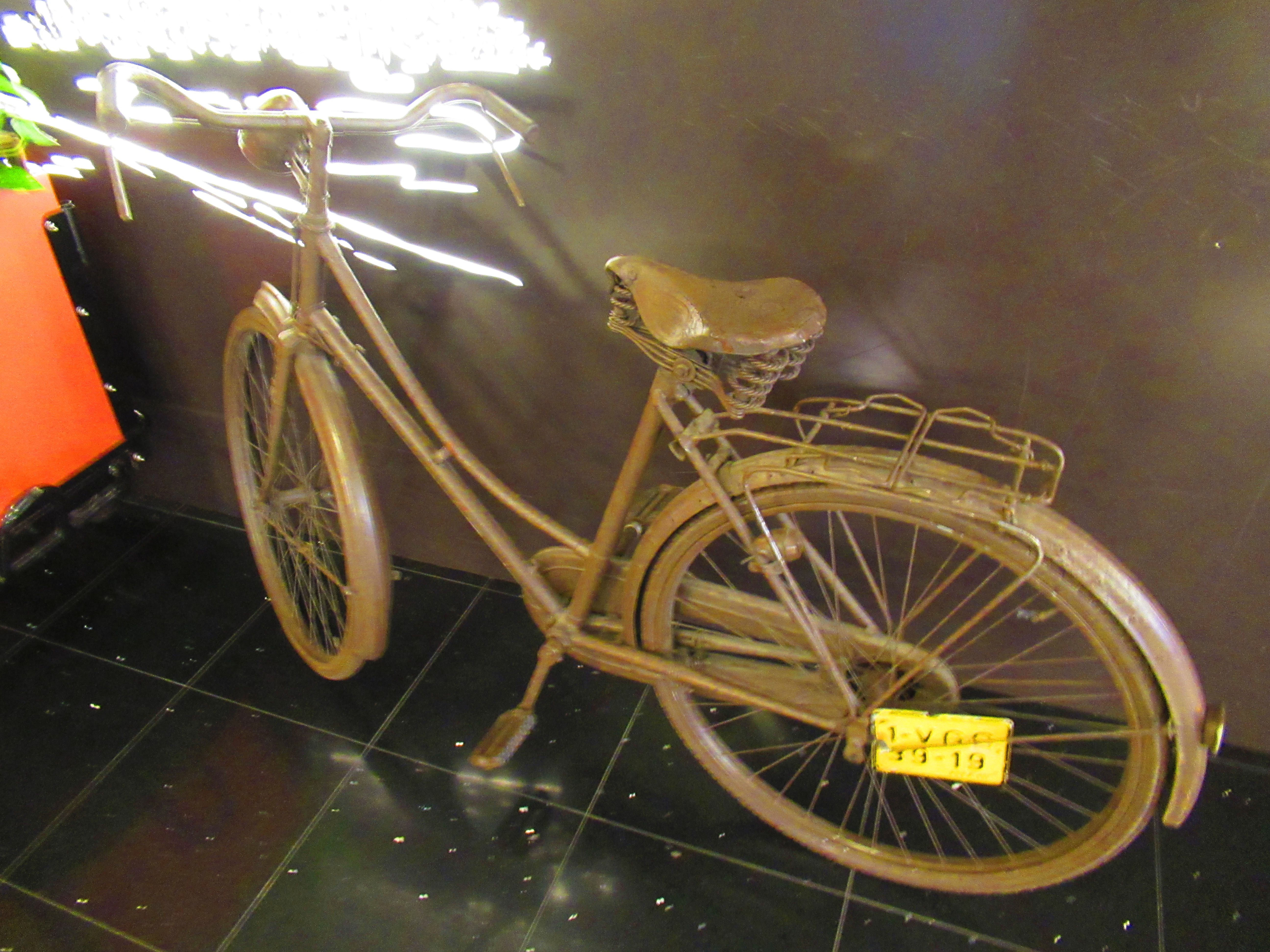 Vieux vélo avec selle en cuir à ressort