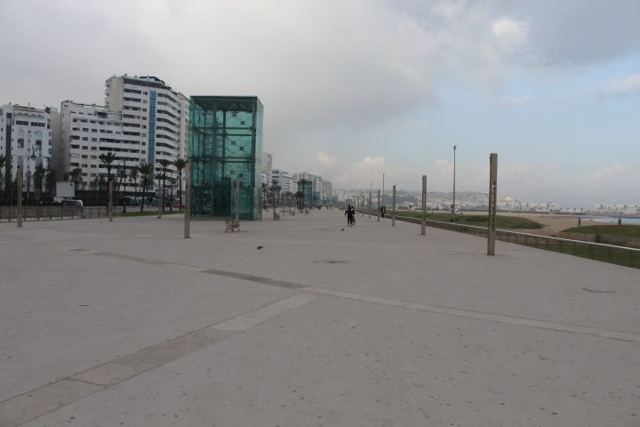 Des bâtiments blancs de plusieurs étages sur la corniche de Tanger Maroc photo gratuite