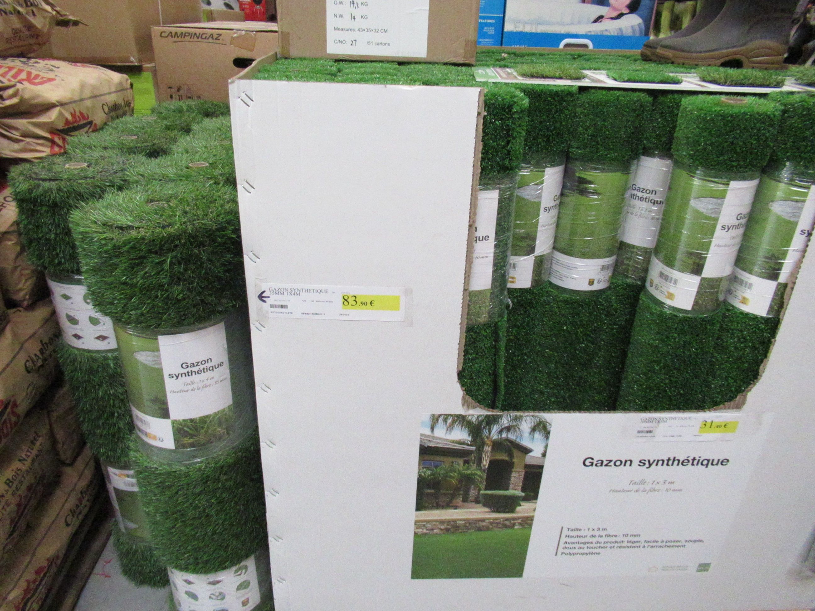 Gazon synthétique en vente dans un magasin