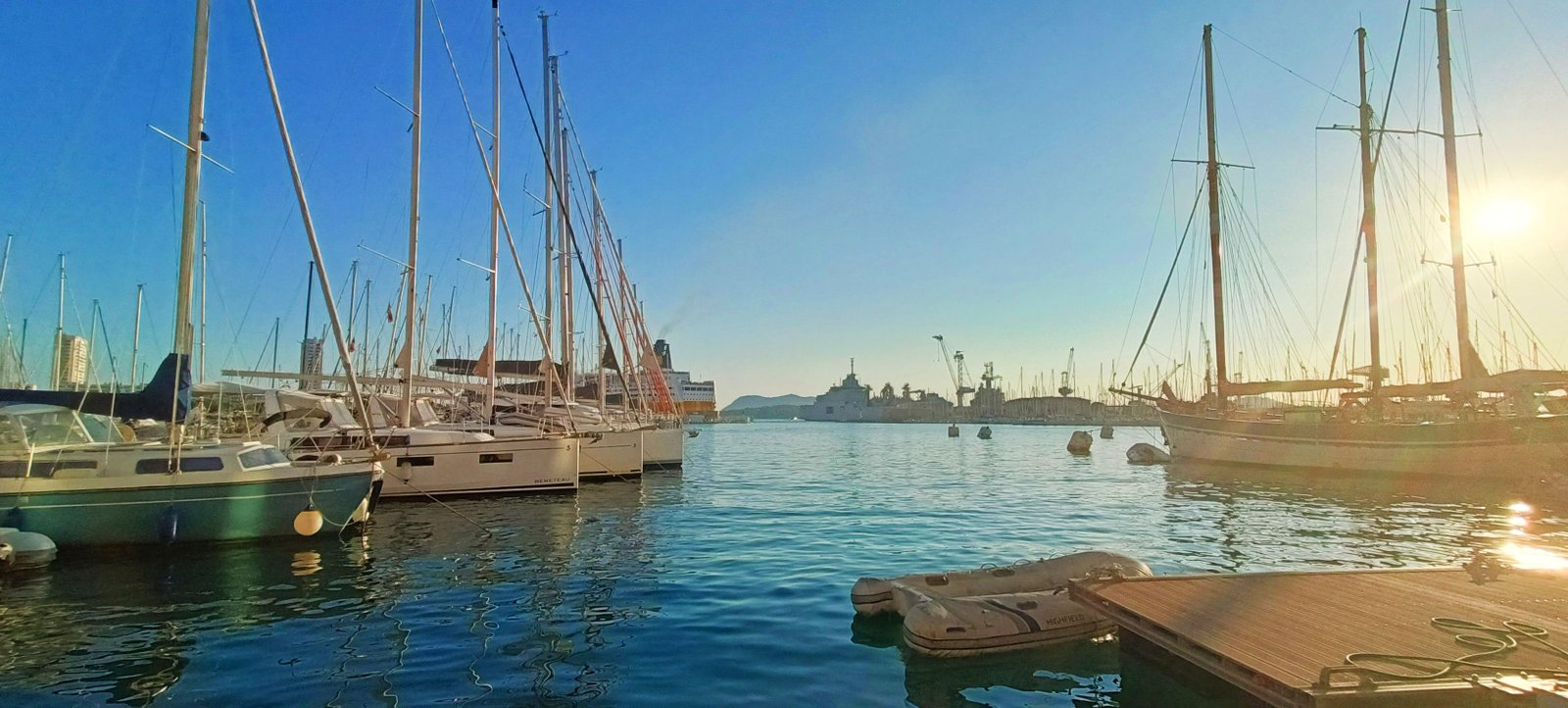 Un lieu aménagé pour l'amarrage des bateaux de plaisance, photo gratuite