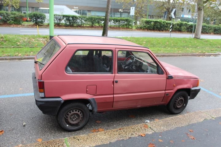 Une voiture Fiat Panda ancienne garée en ville photo gratuite