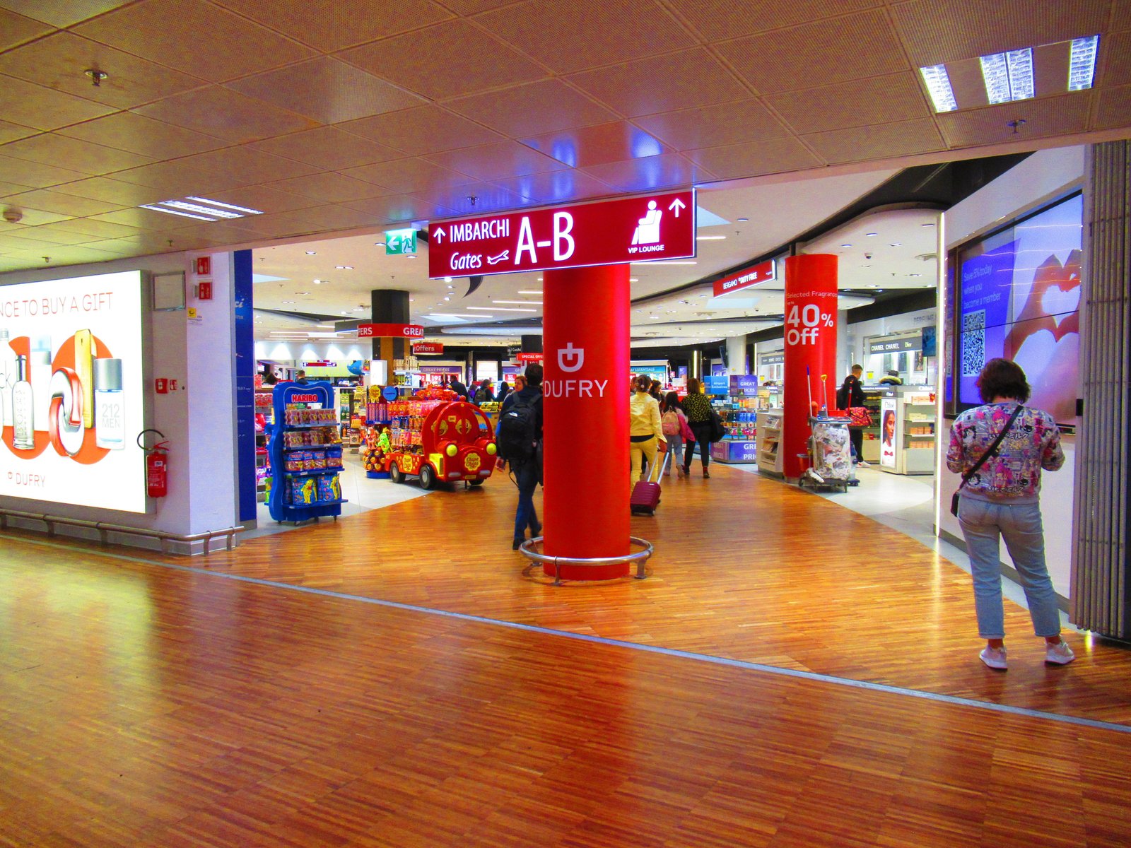 Boutique duty-free dans un aéroport photo gratuite