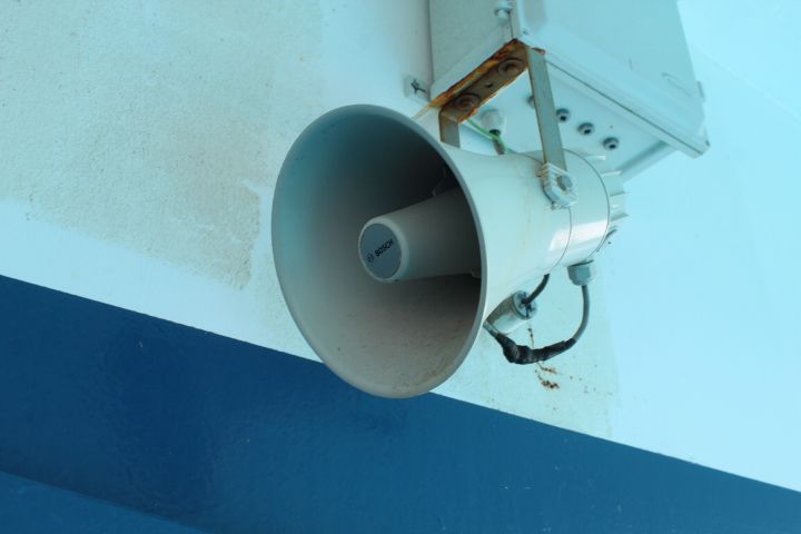 Haut-parleur industriel suspendu au mur, photo gratuite