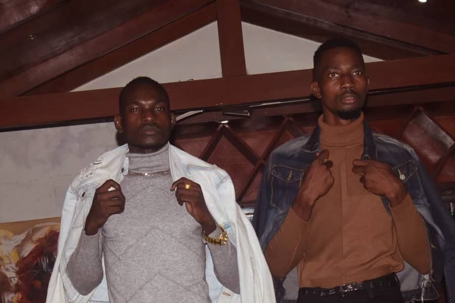 Style affirmé en duo denim et col roulé photo gratuite