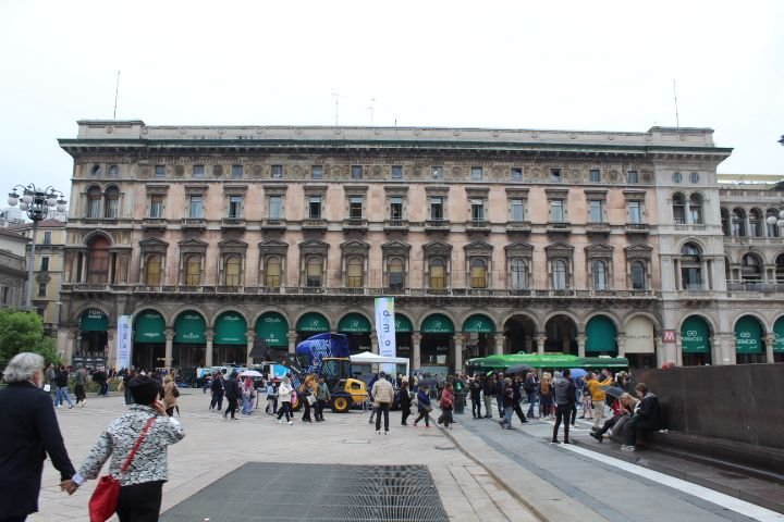 Le Dôme de Milan, la cathédrale métropolitaine de la Nativité de la Sainte Vierge Marie, située sur la Piazza del Duomo au centre de Milan, en Italie, photo gratuite