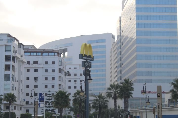 Paysage urbain avec panneau McDonald's et bâtiments photo gratuite