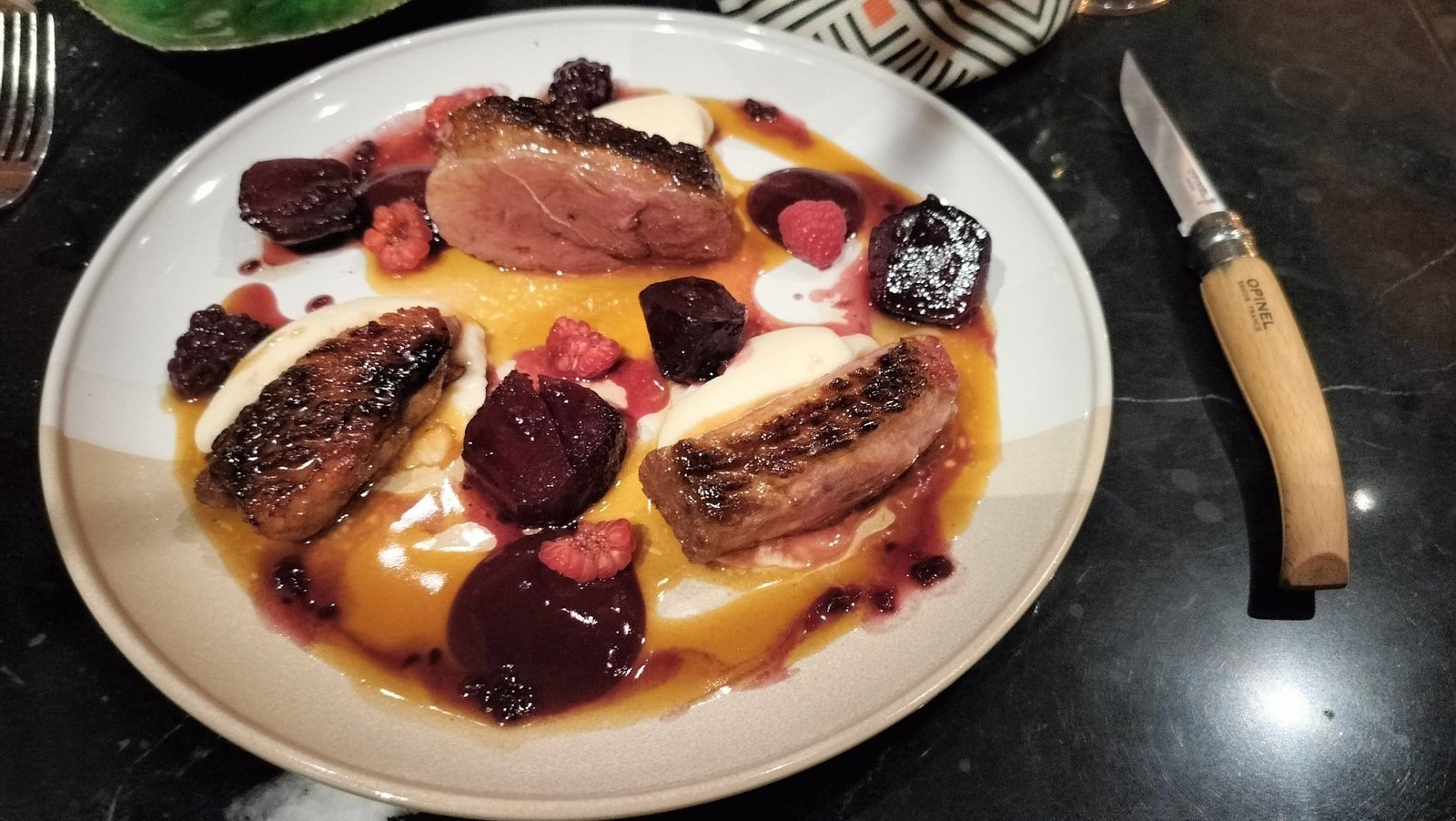 Magret de canard à la betterave et fruits rouges