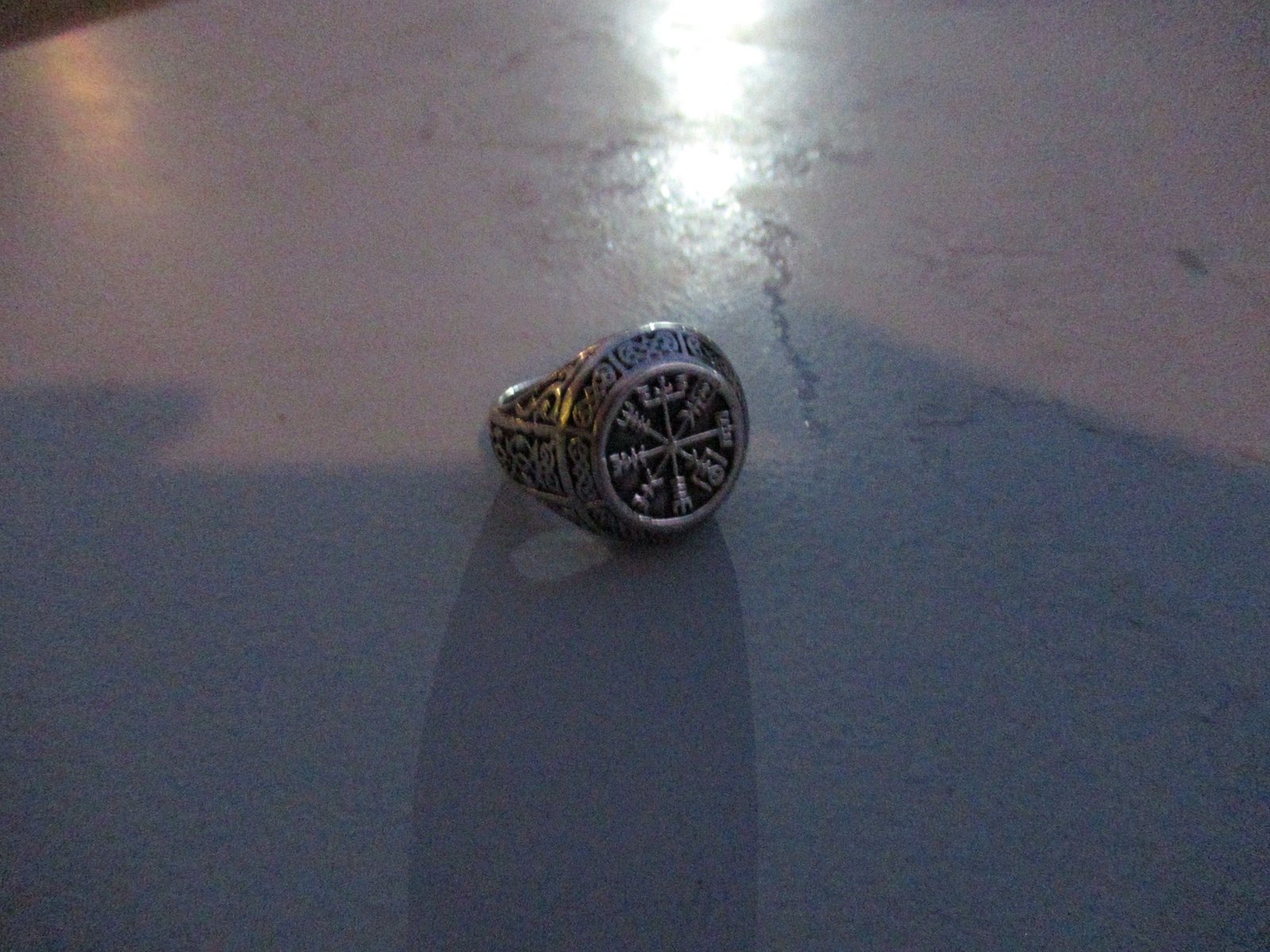 Chevalière viking sur une table