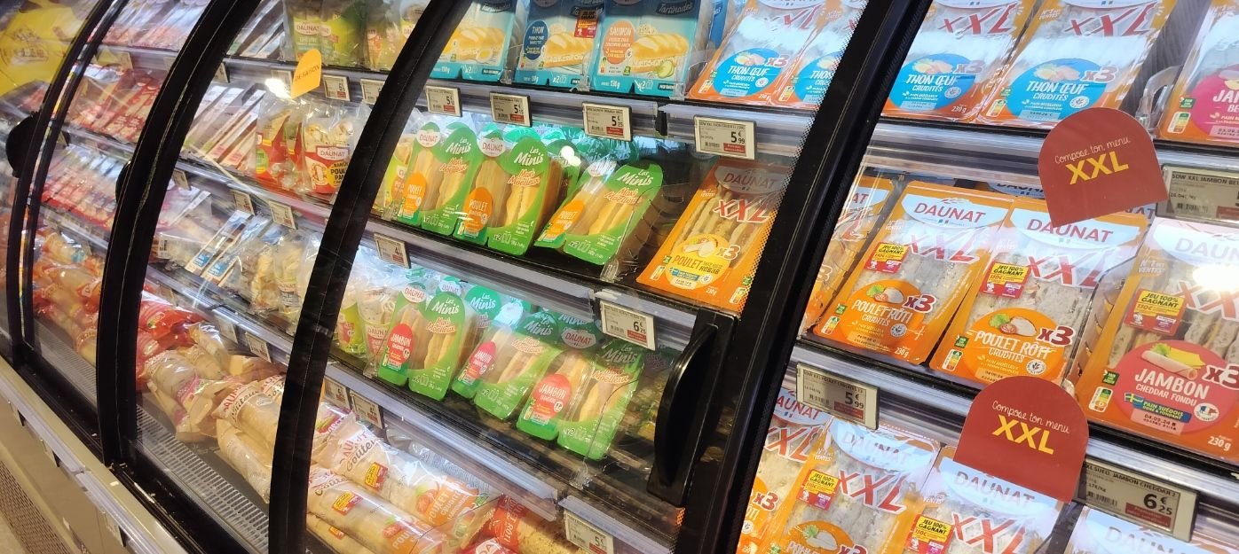 Rayon sandwichs dans un supermarché photo gratuite