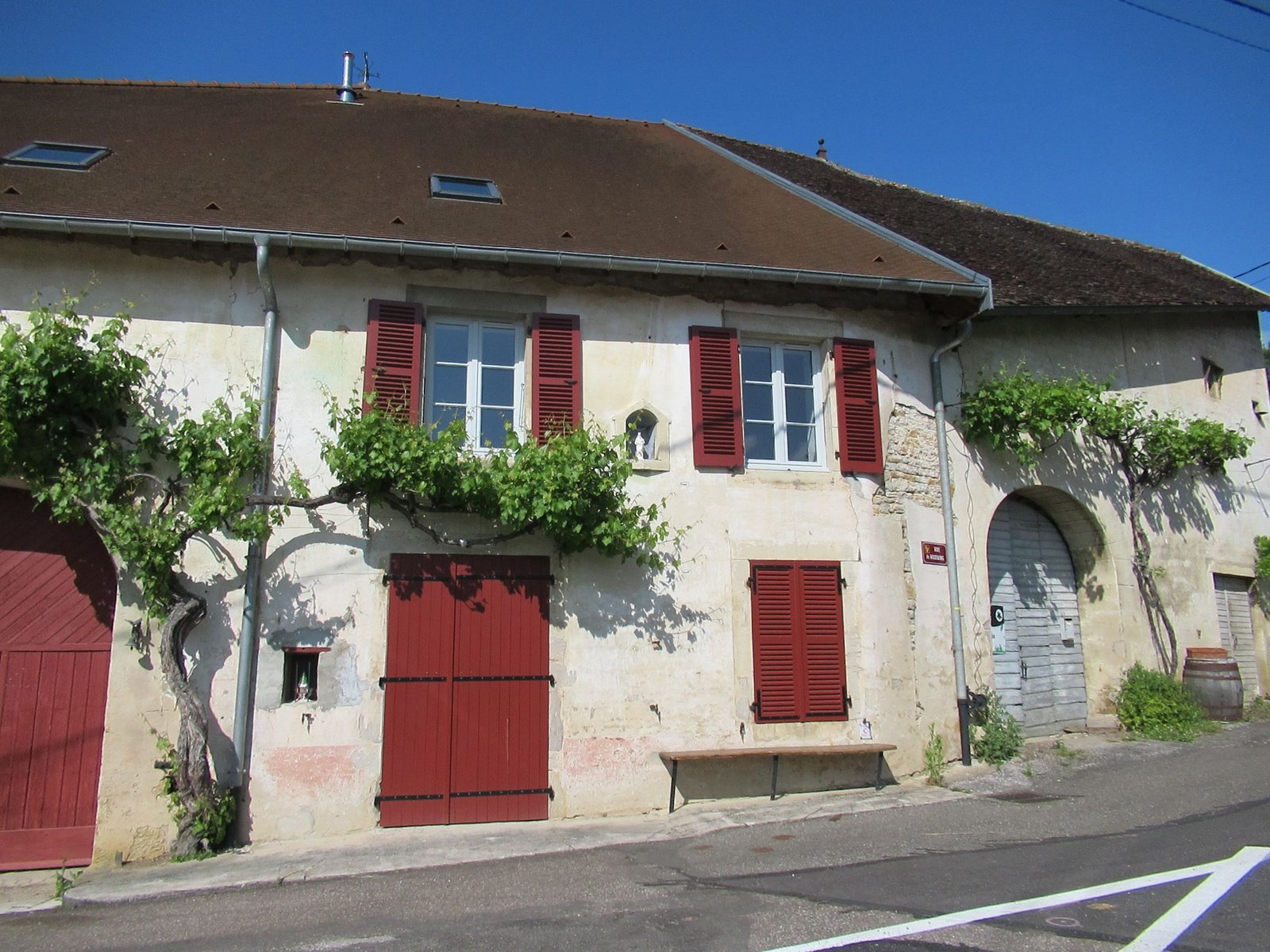 Façade d'une maison avec des ouvertures de couleur rouge