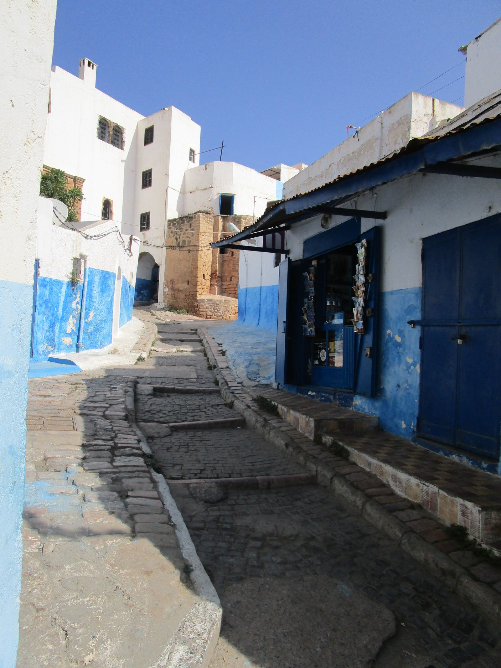 Bâtiments bleus et blancs sur une rue à Rabat au Maroc