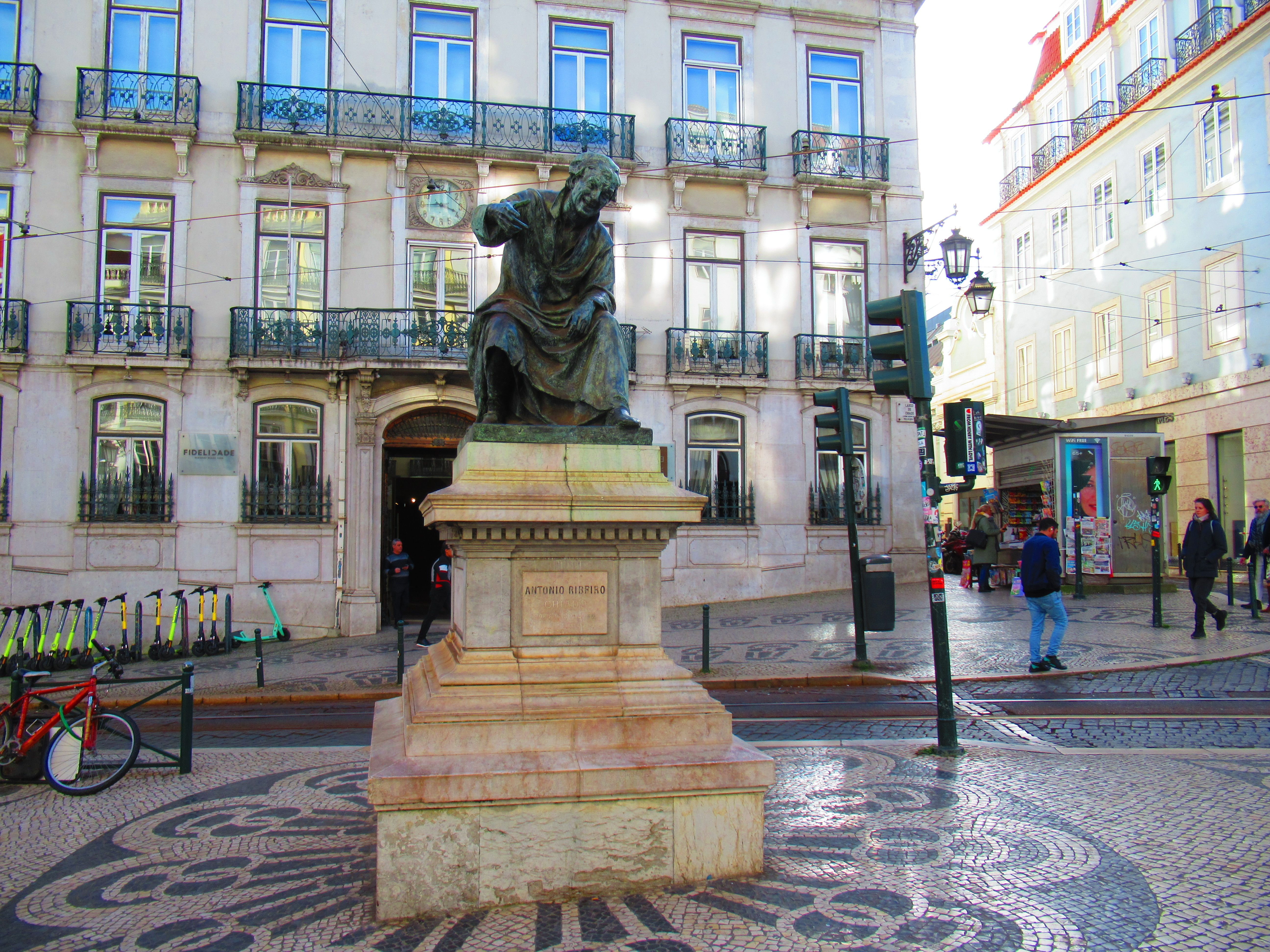 Statue du poète Antonio RIBEIRO CHIADO, place Chiado, Lisbonne
