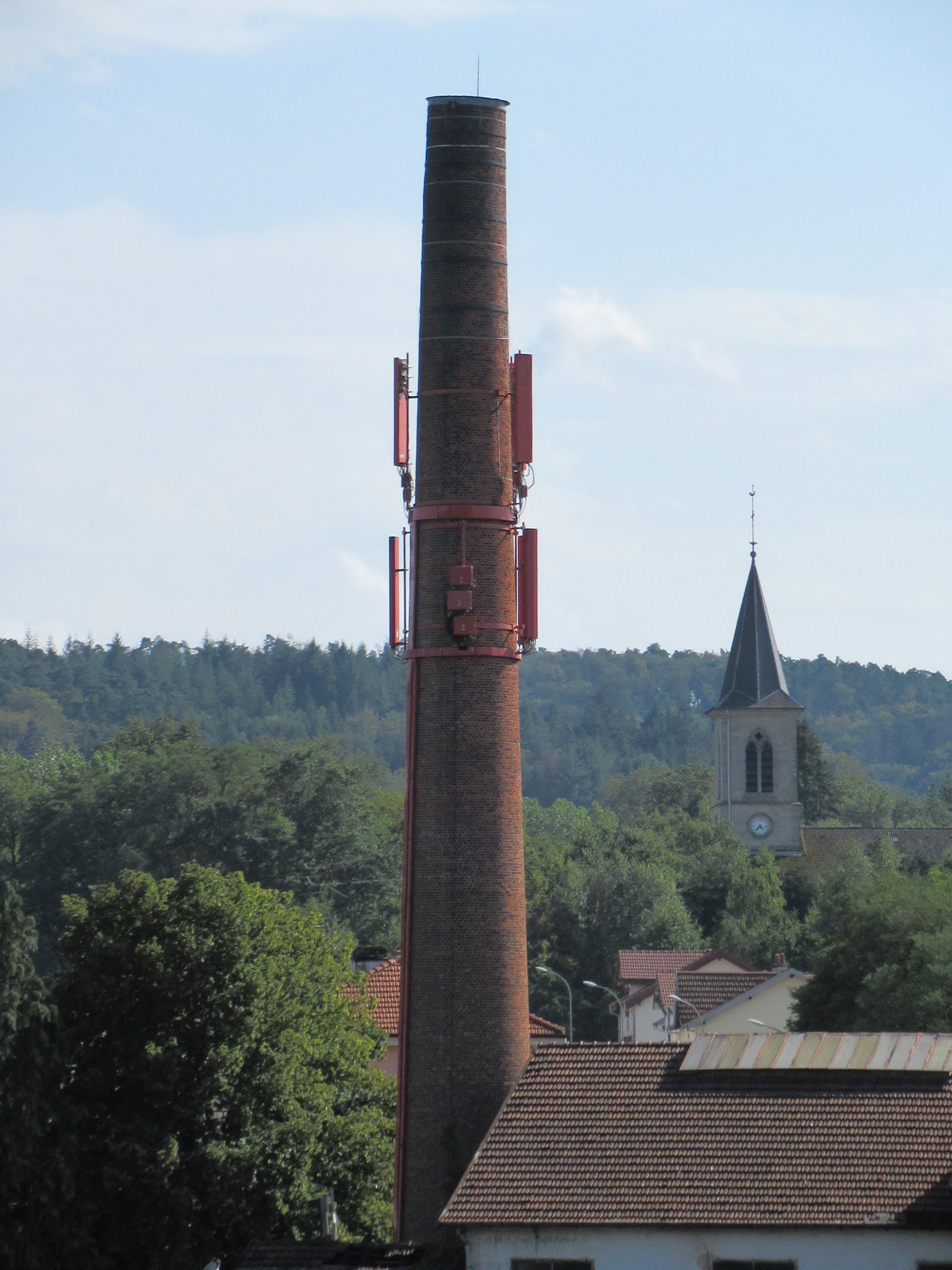 Cheminée d'usine comme borne de relais téléphonique