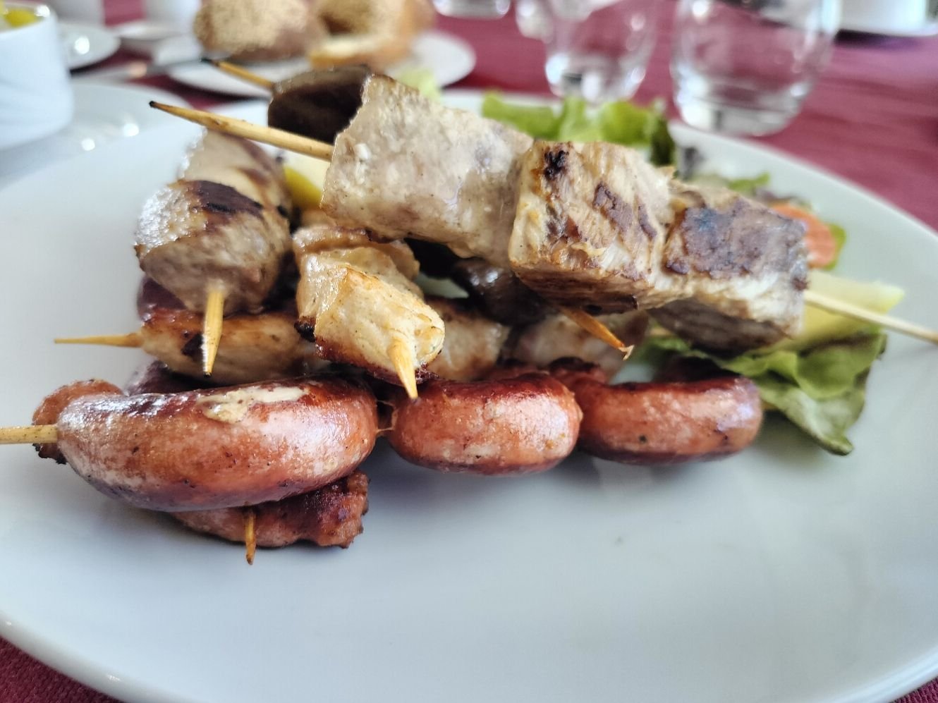 Mixed grill sur une assiette