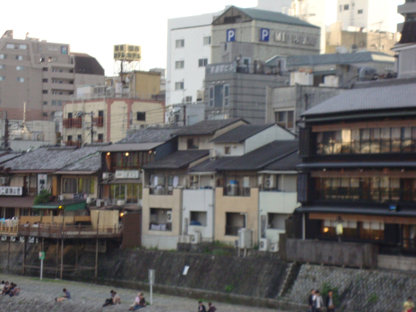 Maisons au bord de la rivière Kamo à Kyoto au Japon en Asie photo gratuite