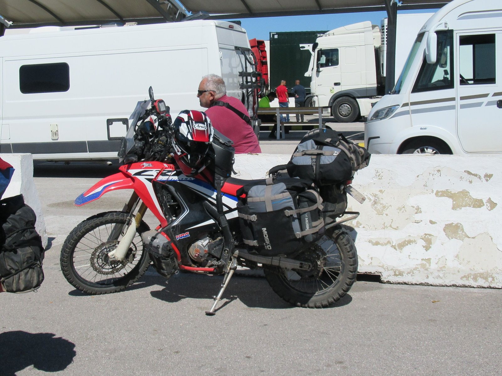 Personne à côté d'une moto Honda Rally