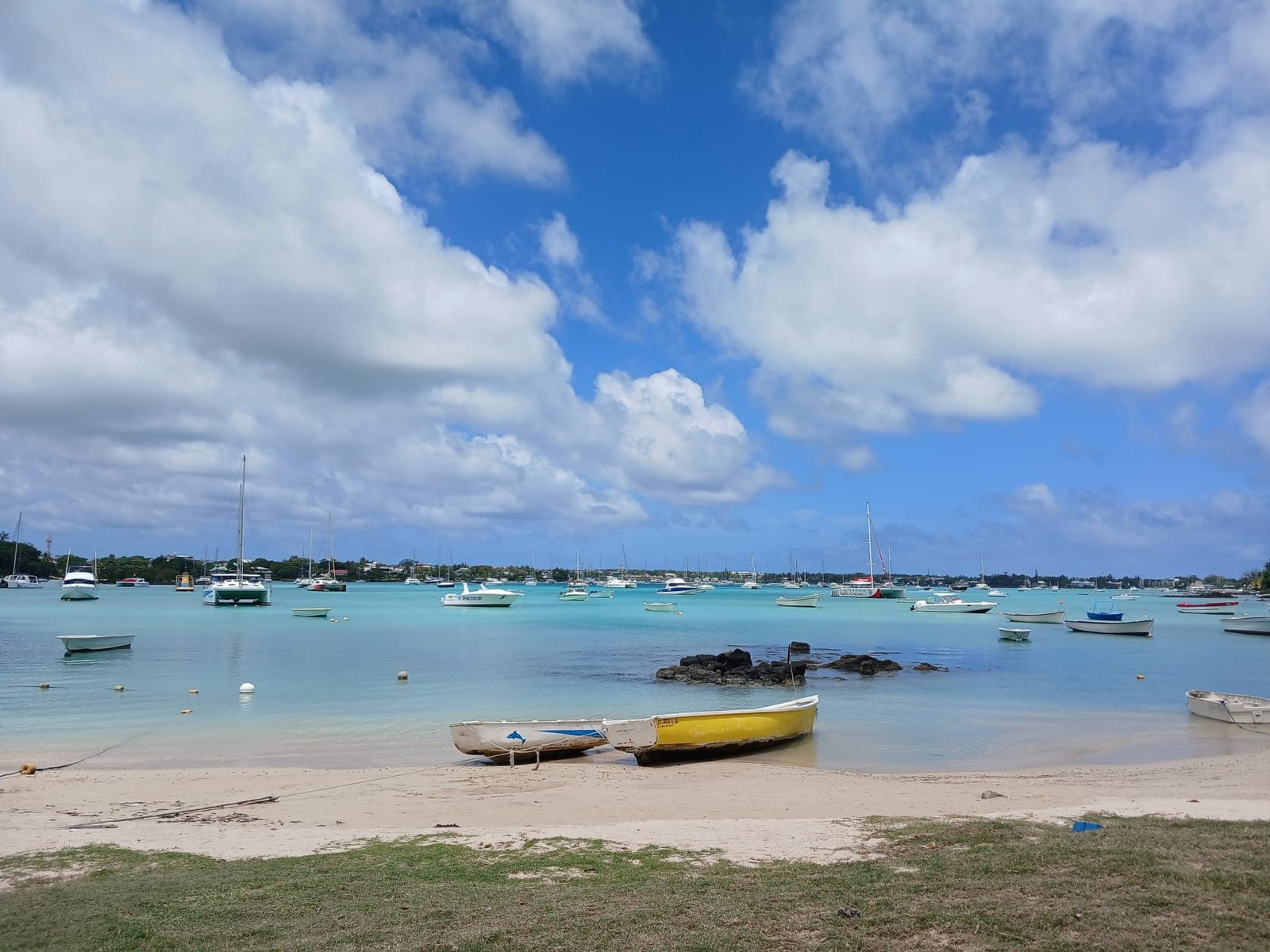 La plage avec embarcations, photo gratuite