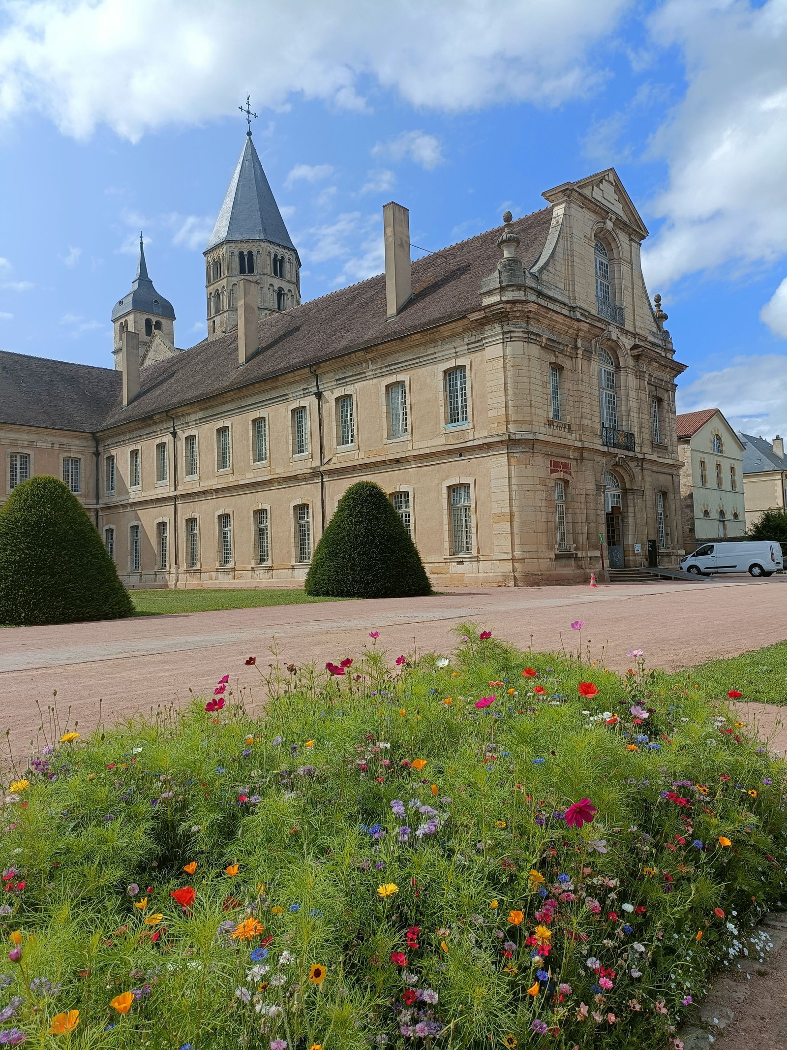 L'abbaye de Cluny, un ancien monastère bénédictin situé à Cluny, en Saône-et-Loire, en France, photo gratuite