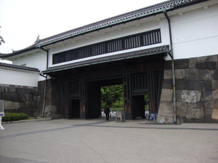 Porte monumentale d’un château japonais photo gratuite