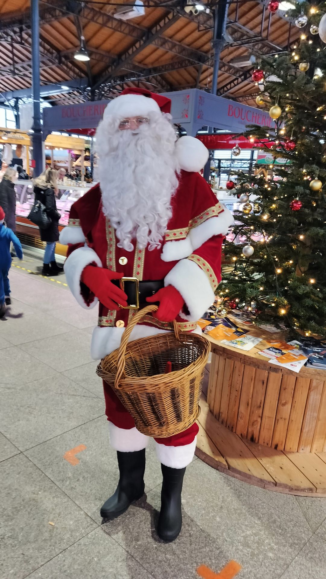Père Noël debout avec un panier