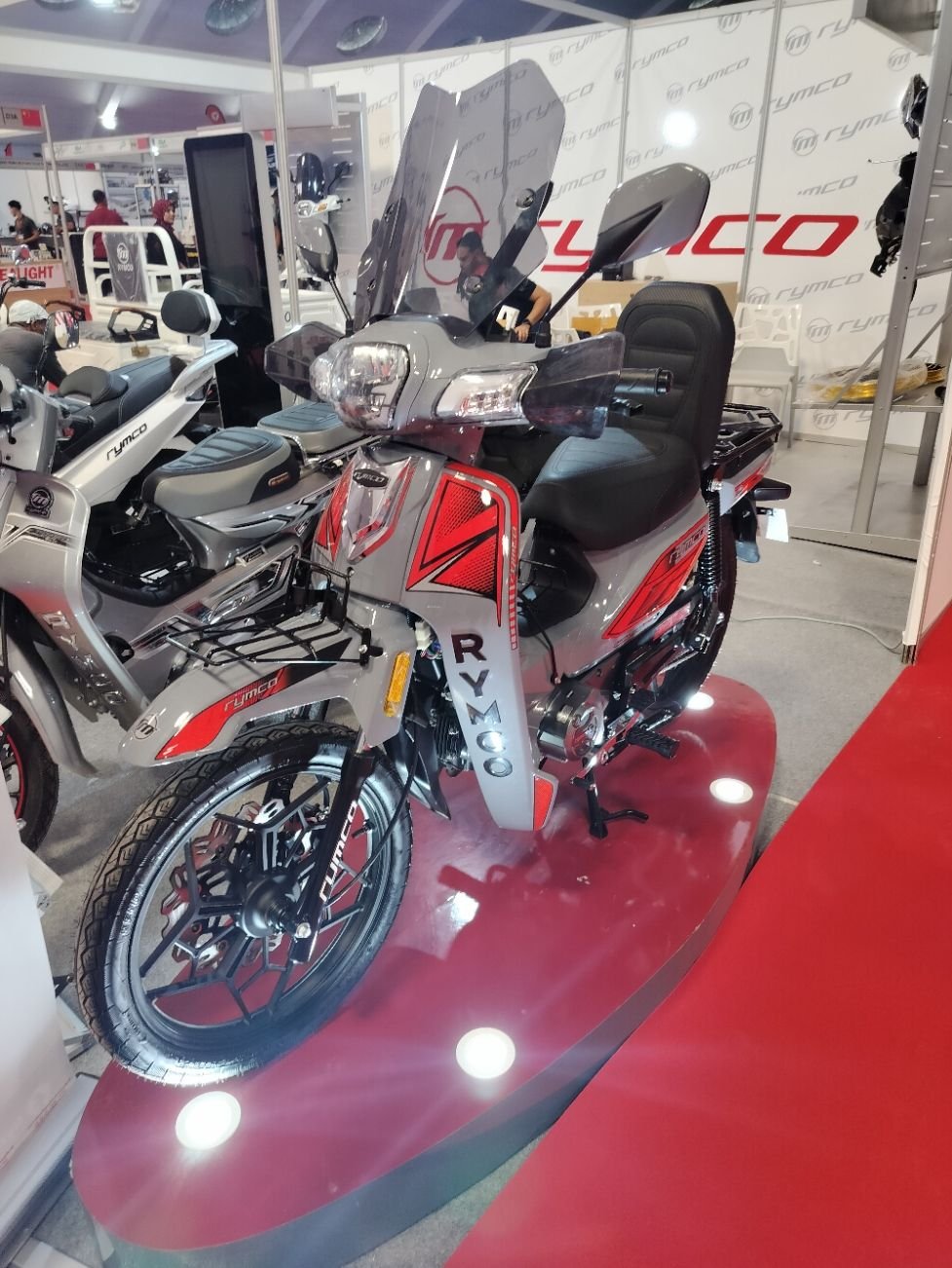 Une moto de type cyclomoteur de la marque RYMCO, photo gratuite